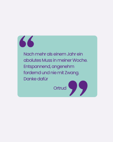 Zitat in einem grau-grünen Kästchen über persönliche Erfahrungen im Yoga Kurs.